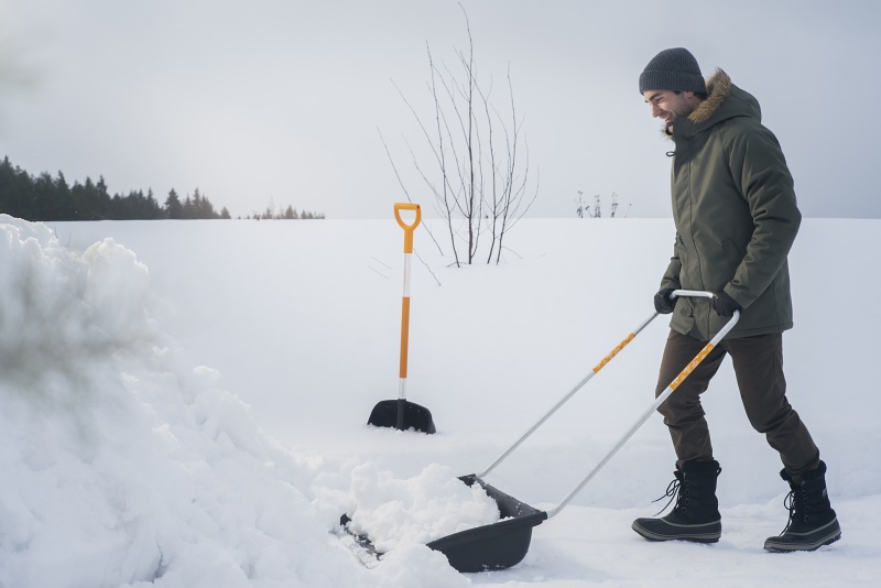 FISKARS SNOWXPERT. Обзор инструментов для уборки снега с автомобиля и вокруг дома